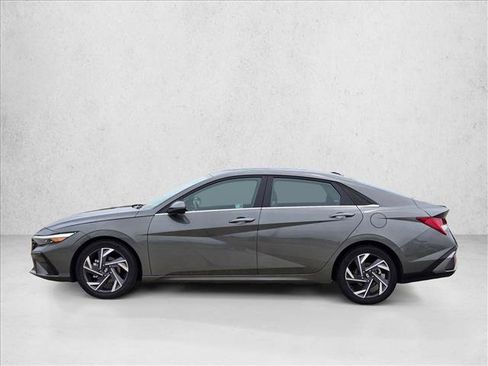 Used 2025 Hyundai Elantra Limited FWD image 8