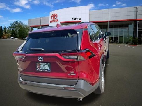 Used 2021 Toyota RAV4 LE AWD/4WD image 5