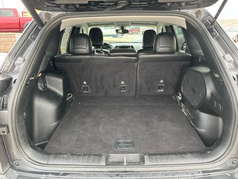 Used 2019 Jeep Cherokee Limited image 12