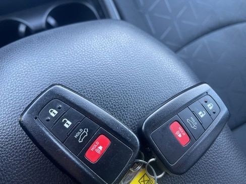 Used 2020 Toyota RAV4 XLE image 40