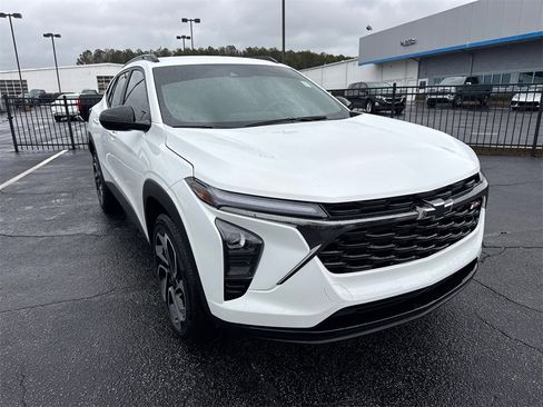 Used 2025 Chevrolet Trax RS w/ Driver Confidence Package image 4