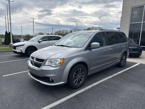 Used 2016 Dodge Grand Caravan SXT FWD image 1