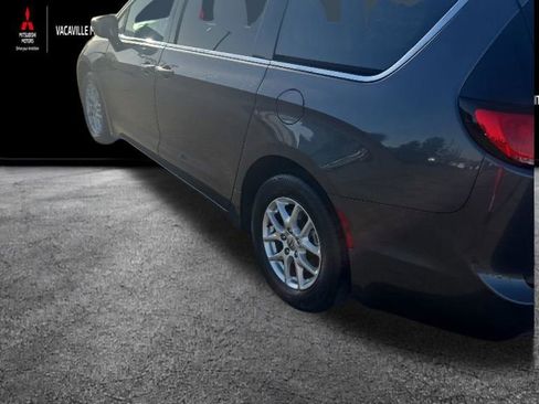 Used 2023 Chrysler Pacifica Touring-L FWD image 5