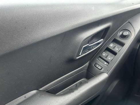Used 2018 Chevrolet Trax LT w/ LT Convenience Package FWD image 27