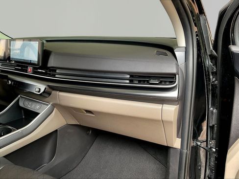 Used 2025 Kia Carnival FWD image 26