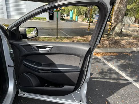 Used 2018 Ford Edge SE image 26