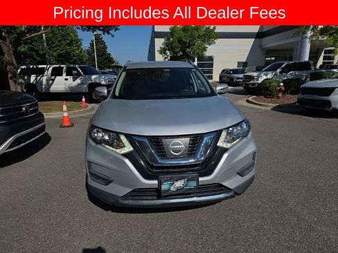 Used 2017 Nissan Rogue SV FWD image 2