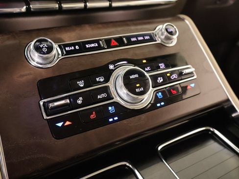 Used 2022 Lincoln Aviator Reserve w/ Equipment Group 201A AWD/4WD image 8