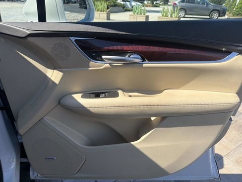 Used 2018 Cadillac XT5 Luxury w/ Driver Awareness Package FWD image 17