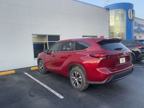 Used 2023 Toyota Highlander XLE image 4