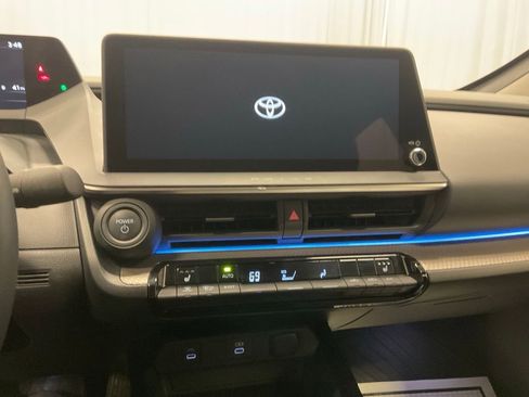 Used 2024 Toyota Prius XLE AWD/4WD image 15