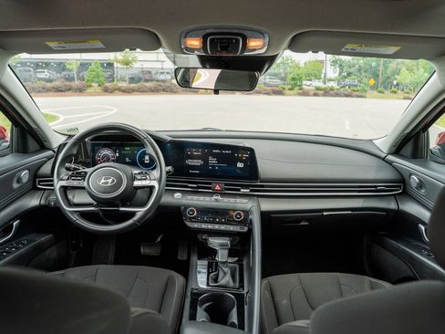 Used 2025 Hyundai Elantra SEL FWD image 25
