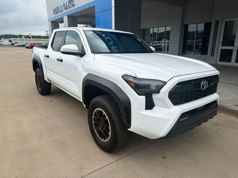 Used 2024 Toyota Tacoma TRD Off-Road AWD/4WD image 8