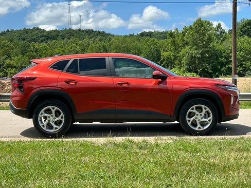 Used 2024 Chevrolet Trax LS w/ LS Convenience Package FWD image 3