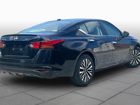 Used 2025 Nissan Altima 2.5 SV FWD image 13