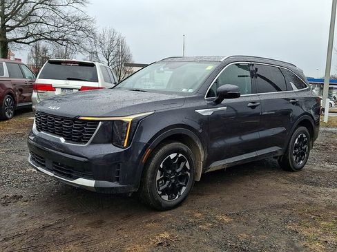 Certified 2025 Kia Sorento S image 3