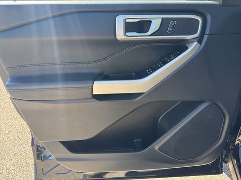 Used 2022 Ford Explorer XLT w/ Equipment Group 202A image 10