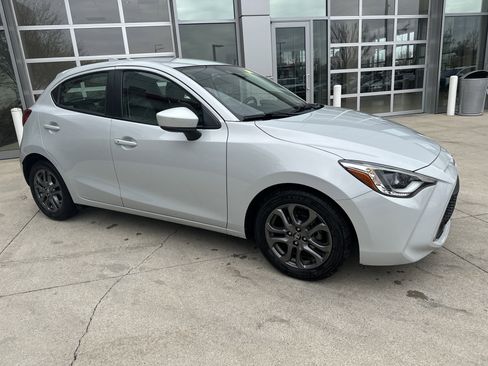 Used 2020 Toyota Yaris XLE image 2