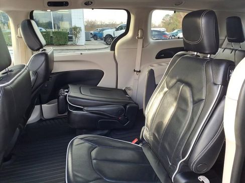 Used 2023 Chrysler Pacifica Limited image 9