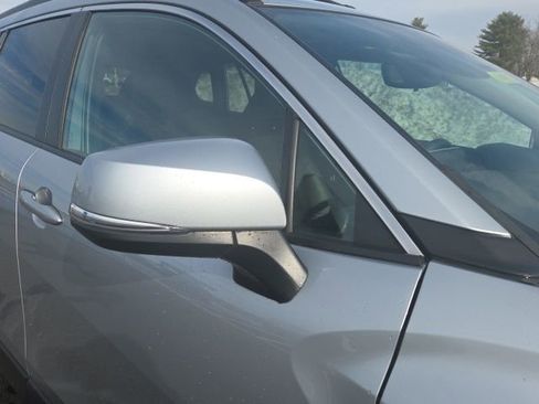 Used 2024 Toyota Corolla Cross XLE w/ Convenience Package image 5