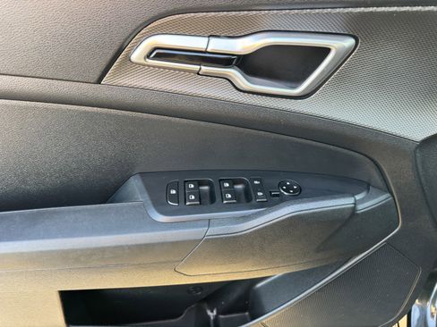 Used 2024 Kia Sportage LX image 17