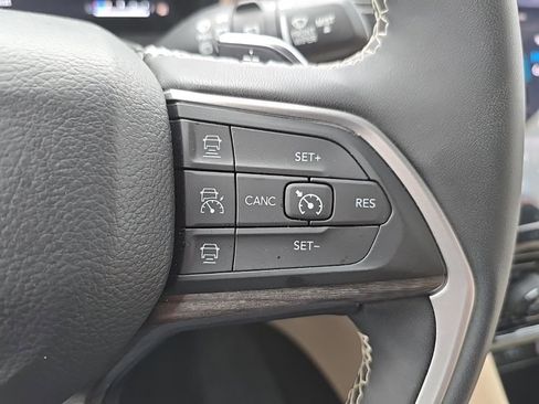 Used 2024 Jeep Grand Cherokee Limited image 21