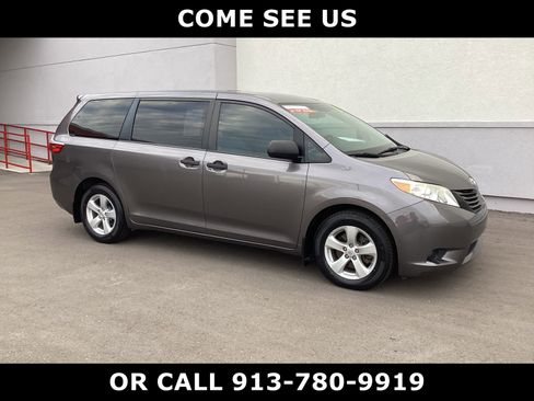 Used 2015 Toyota Sienna L image 5
