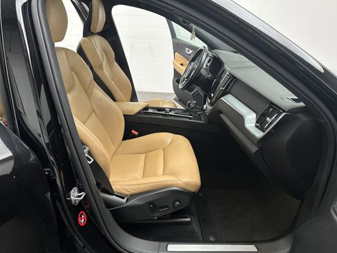 Used 2018 Volvo XC60 T5 Momentum w/ Convenience Package image 25