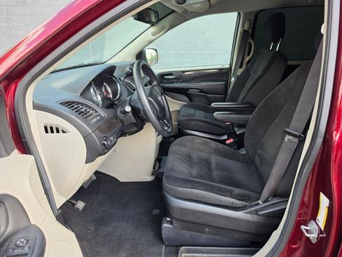 Used 2019 Dodge Grand Caravan SE w/ UConnect Hands-Free Group FWD image 9