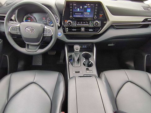 Used 2022 Toyota Highlander XLE image 16