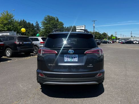 Used 2018 Toyota RAV4 SE AWD/4WD image 4