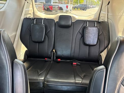 Used 2018 Chrysler Pacifica Limited FWD image 27