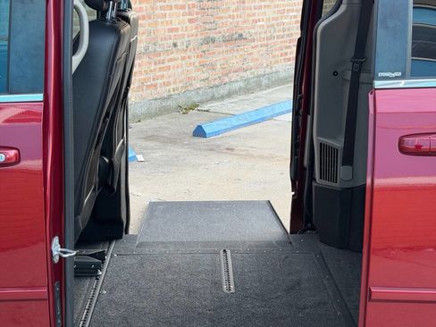 Used 2014 Dodge Grand Caravan SXT image 14