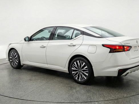 Used 2025 Nissan Altima 2.5 SV FWD image 5