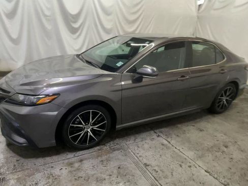 Used 2022 Toyota Camry SE image 4