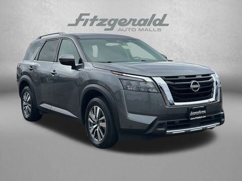 Used 2025 Nissan Pathfinder SL image 2