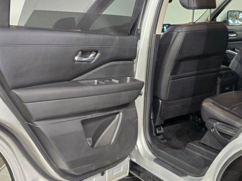 Used 2025 Nissan Pathfinder SL image 38