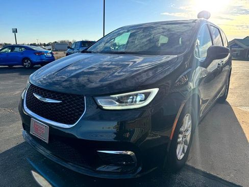 Used 2023 Chrysler Pacifica Touring-L image 4