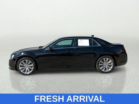 Used 2017 Chrysler 300 Limited w/ Value Package RWD image 4