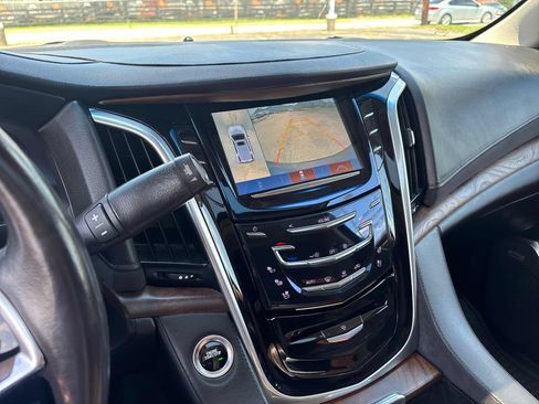 Used 2020 Cadillac Escalade Luxury AWD/4WD image 19