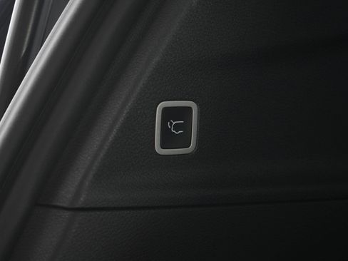 Used 2025 Chrysler Pacifica Limited FWD image 19