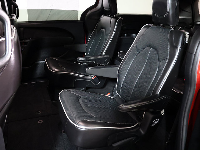 Used 2026 Chrysler Pacifica Limited FWD image 13