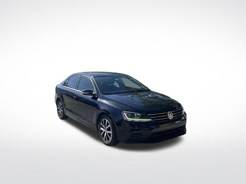 Used 2017 Volkswagen Jetta SE FWD image 2