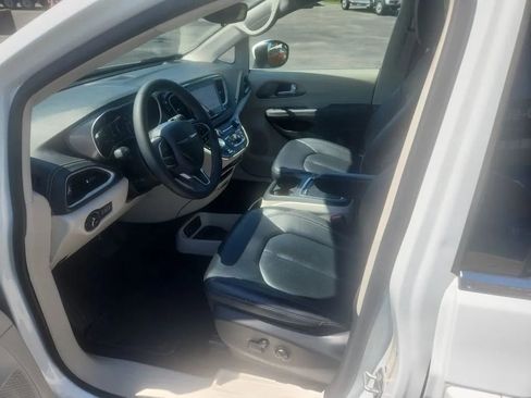 Used 2023 Chrysler Pacifica Touring-L FWD image 4