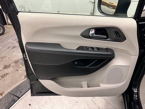 Certified 2023 Chrysler Pacifica Touring-L image 18