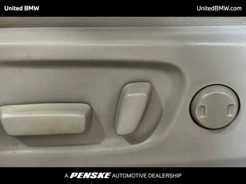 Used 2015 Toyota Sienna XLE w/ XLE Navigation Package FWD image 4