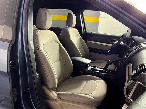 Used 2018 Ford Explorer XLT image 9