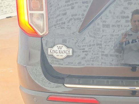 Used 2022 Ford Explorer King Ranch w/ Premium Technology Package image 6