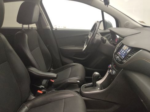 Used 2018 Chevrolet Trax LT w/ LT Convenience Package FWD image 21