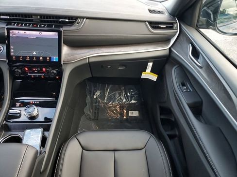 New 2025 Jeep Grand Cherokee Limited image 19